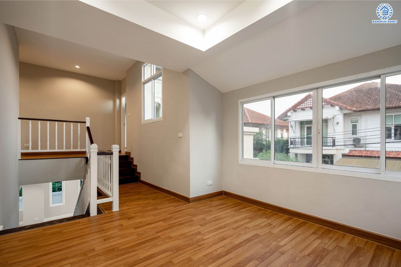 บ้านมือสองตกแต่งใหม่ โครงการ ธนาสิริ รัตนาธิเบศร์ เนื้อที่ 54.7 ตร.ว. ดีไซน์ตอบทุกไลฟ์สไตล์ ฟังก์ชัน 3 ห้องนอน 3 ห้องน้ำ จอดรถได้ 1 คัน บนทำเลติดถนนรัตนาธิเบศร์ เชื่อมต่อหลายเส้นทาง ใกล้รถไฟฟ้าสายสีม่วง "สถานีบางรักใหญ่" และจุดขึ้นทางด่วน "ศรีรัช"